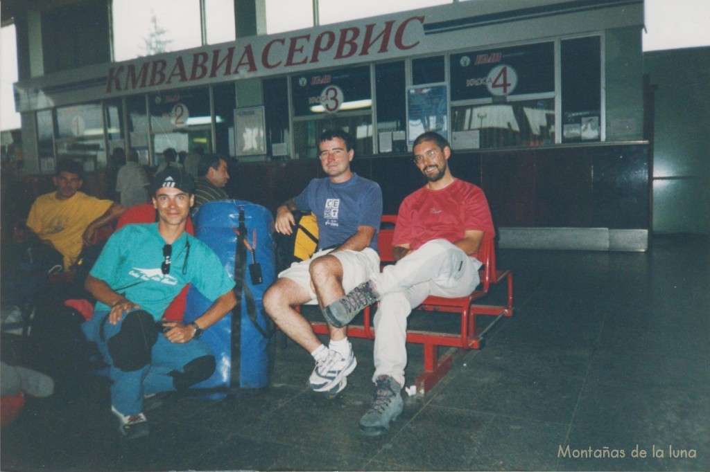 De izquierda a derecha: Quique, Jesús Andújar, Joaquín y Jesús Santana en el Aeropuerto de Mineralnye Vody.
